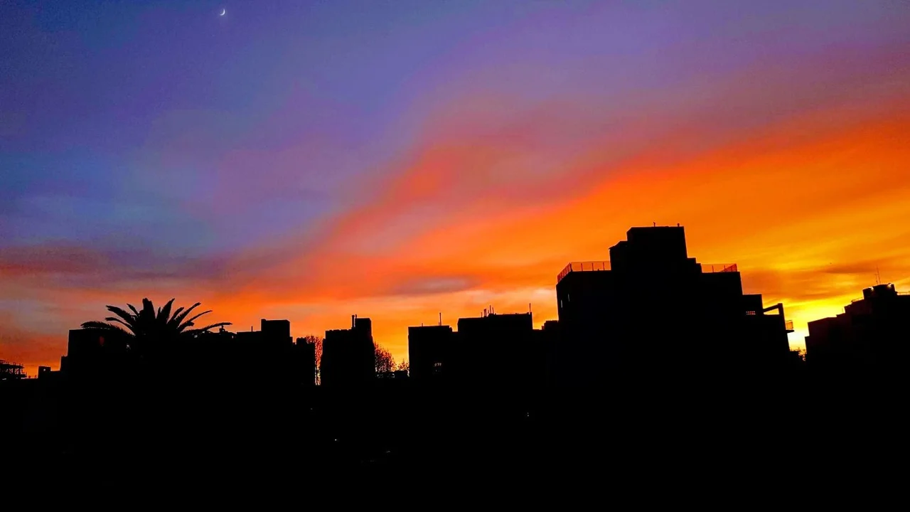Foto del amanecer en la Ciudad de Buenos Aires. Qué es el Solsticio de Invierno 2022, cuándo es la noche más larga del año y qué es el Wiñoy Tripantu, el año nuevo de los pueblos originarios