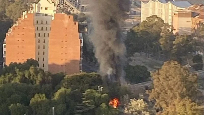 Gran incendio en Córdoba: un adolescente murió en una barriada a metros de la Legislatura