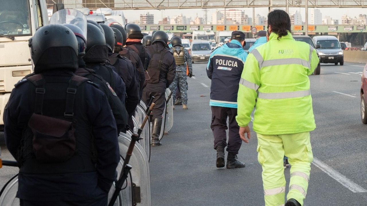 Acordaron una reunión clave con los transportistas que cortaron la autopista La Plata – Buenos Aires