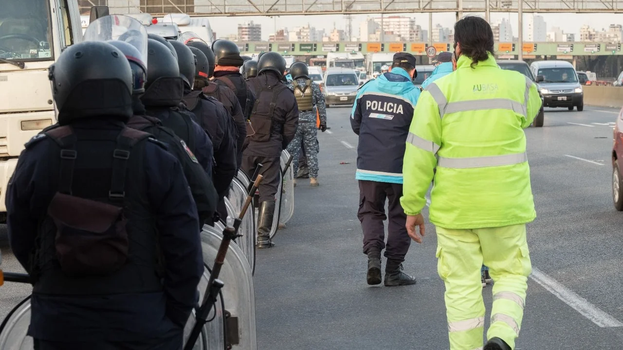 Acordaron una reunión clave con los transportistas que cortaron la autopista La Plata – Buenos Aires