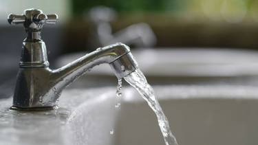 Privatización de AySA: Milei habilitó los cortes de suministro del agua