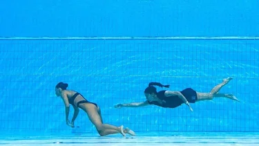 El escalofriante momento en el que una nadadora se desmayó en plena competencia
