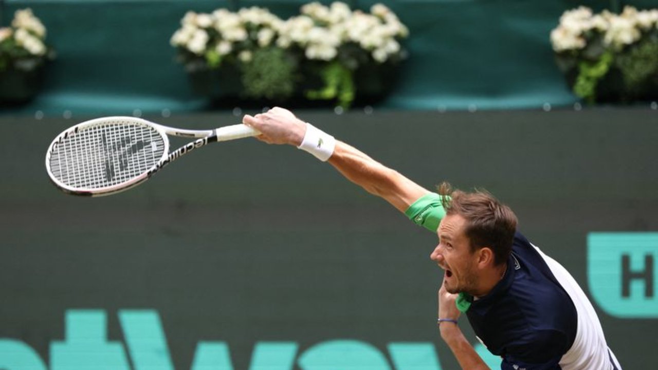 Medvedev no puede estar alejado del césped: vetado en Wimbledon, juega golf con Schweinsteiger