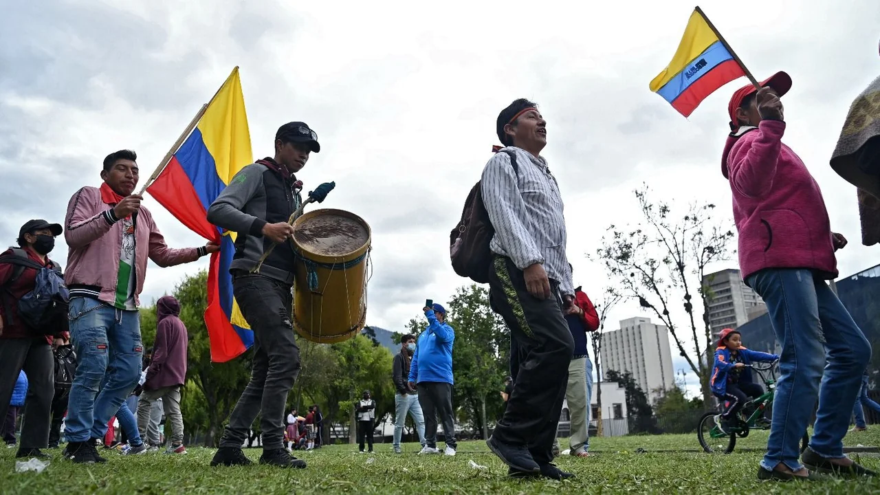 Tras dos semanas de protestas, bajan el precio del combustible y se abre un diálogo