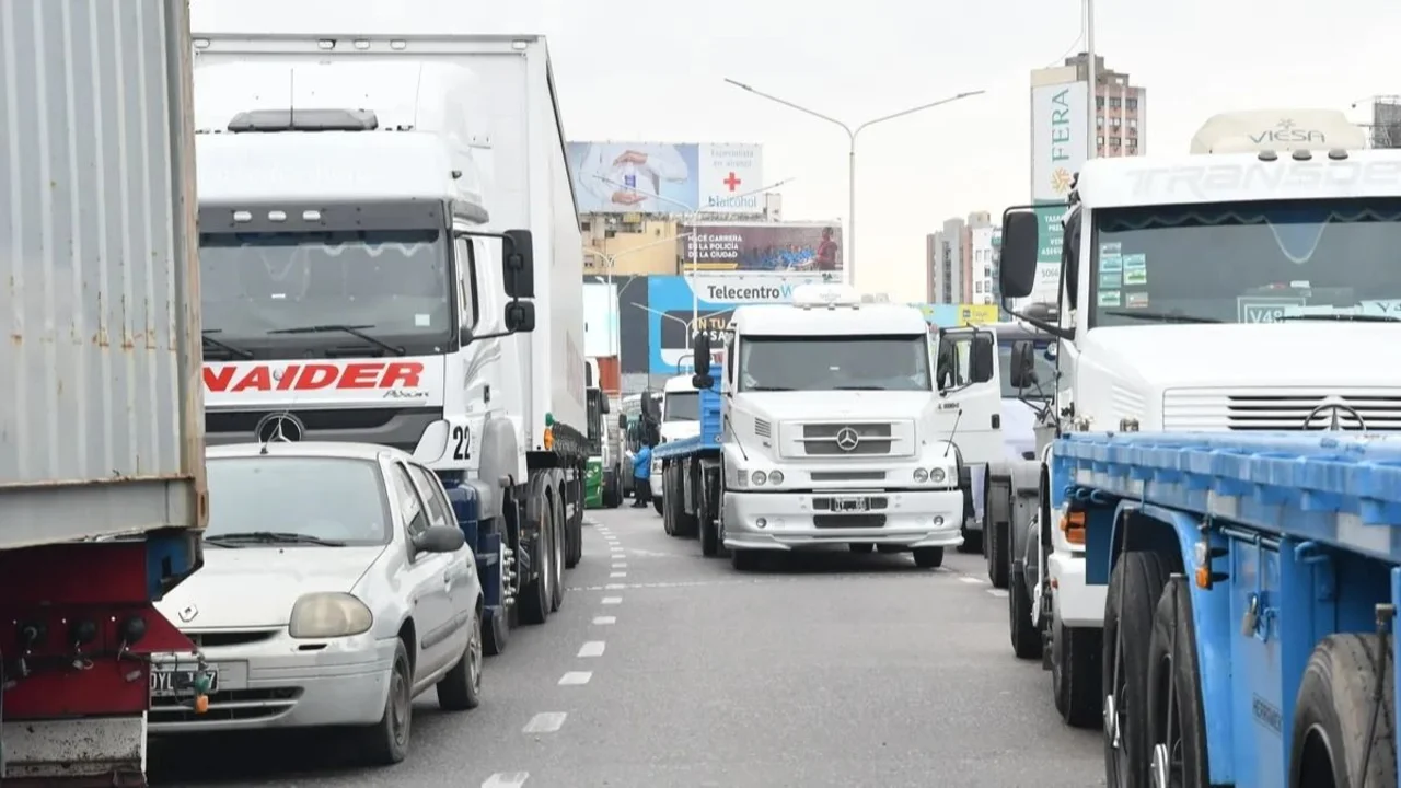 Transportistas reclaman por falta de gasoil, pero no logran llegar al Obelisco