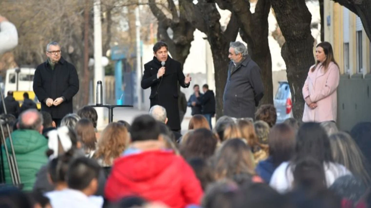 Kicillof inauguró una escuela y suma aliados en la UCR