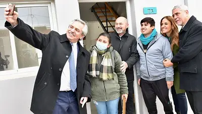 Alberto Fernández, Jorge Ferraresi y Mario Secco entregaron 224 viviendas en Ensenada Alberto Fernández, Jorge Ferraresi y Mario Secco entregaron 224 viviendas en Ensenada