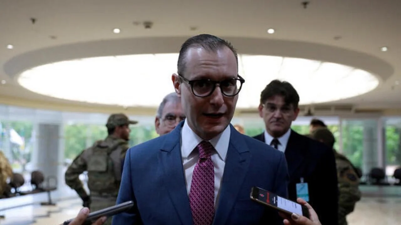 Senadores y diputados bolsonaristas piden el impeachment contra el juez que habilitó la extensión del horario de votación