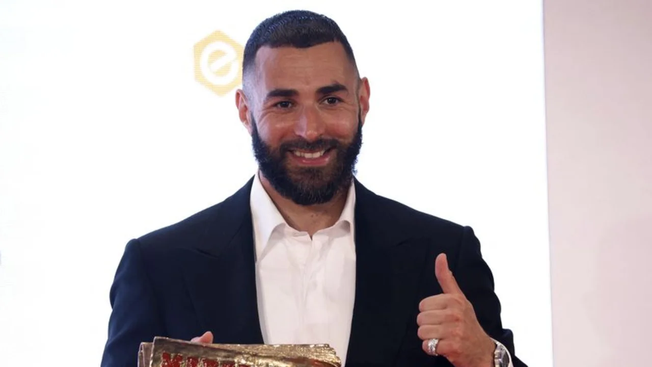 Benzema no da demasiados indicios sobre su futuro: "De momento estoy en Madrid"