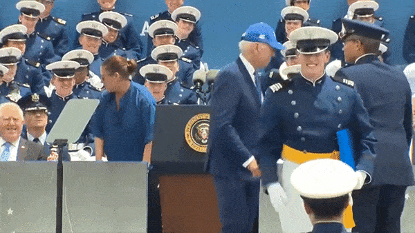 Video: el momento en el que Biden se tropezó durante una ceremonia