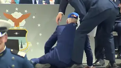 Video: el momento en el que Biden se tropezó durante una ceremonia Video: el momento en el que Biden se tropezó durante una ceremonia