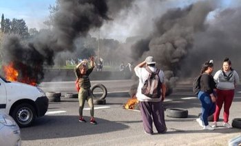 Manifestantes cortan la autopista Riccheri en Ezeiza | Provincia de buenos aires
