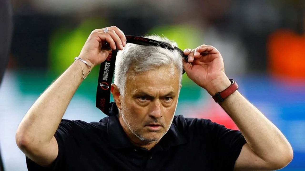 UEFA acusa a Mourinho de abuso verbal contra el árbitro tras perder la final de la Europa League