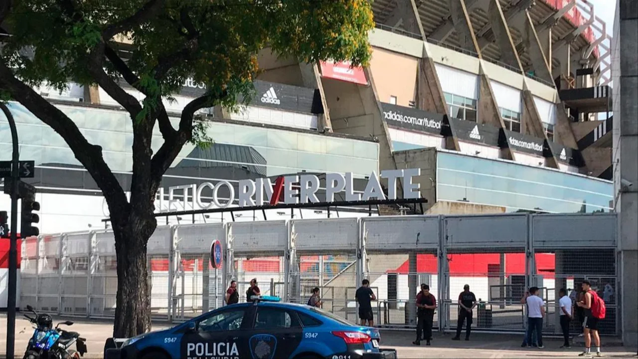 Tres hinchas de River le robaron el arma a una policía y la intentaron matar 