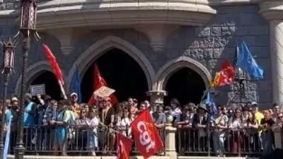 Huelga en Euro Disney: trabajadores tomaron el castillo de Blancanieves Huelga en Euro Disney: trabajadores tomaron el castillo de Blancanieves