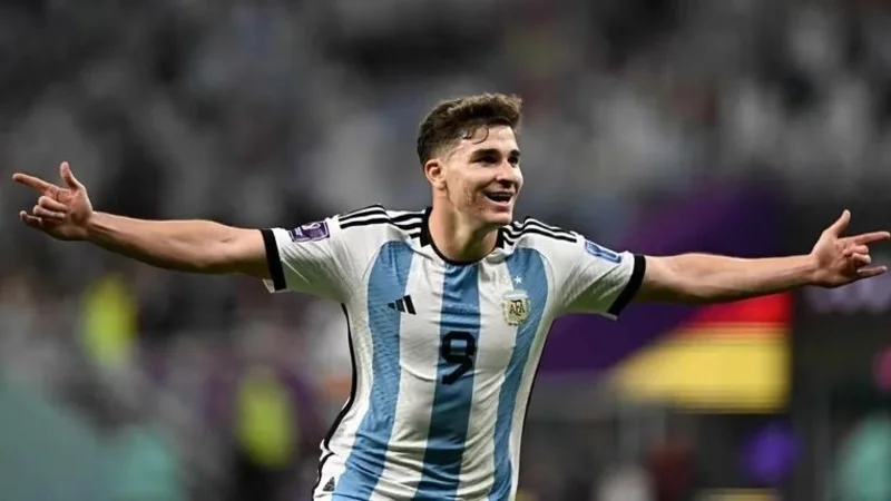 Julián Álvarez haciendo la araña con la selección