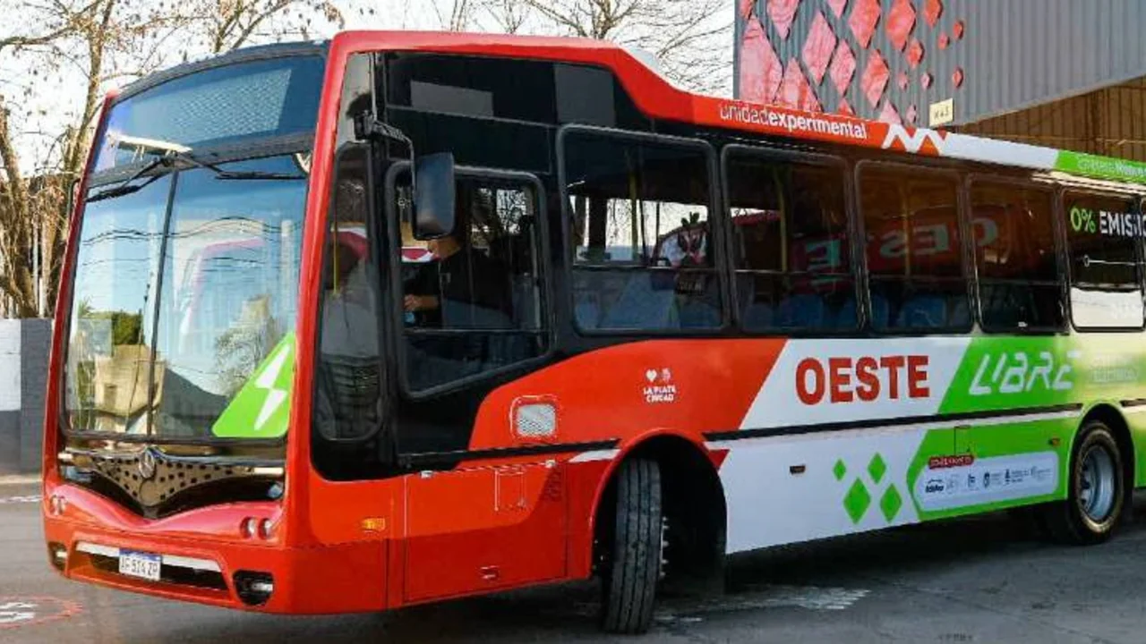Se creó y ya funciona el primer colectivo argentino con baterías de litio.
