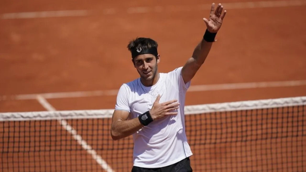 Tomás Etcheverry en los cuartos de final de Roland Garros: la historia detrás del tenista argentino