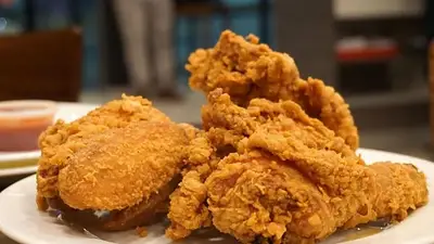 Pidió pollo frito a domicilio y recibió algo desagradable. Pidió pollo frito a domicilio y recibió algo desagradable.