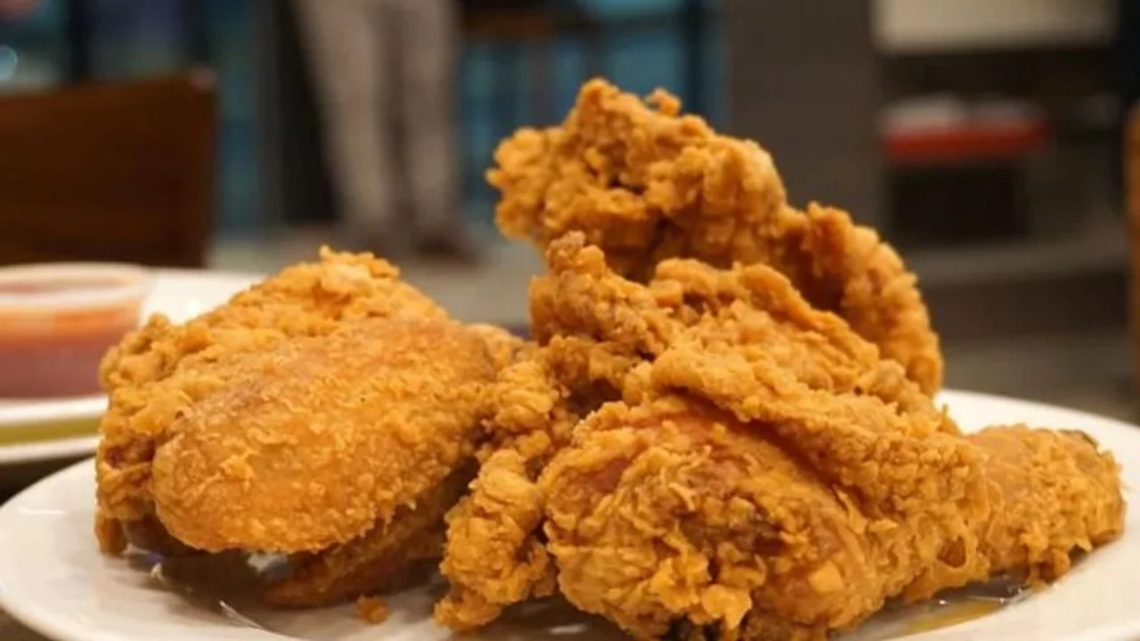 Pidió pollo frito a domicilio y recibió algo desagradable.
