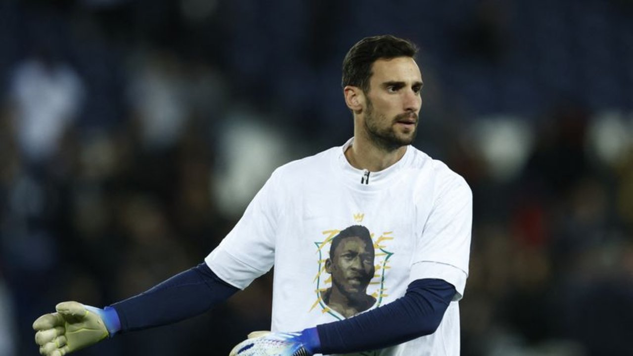 Retiran la sedación al portero Sergio Rico, que "evoluciona favorablemente"