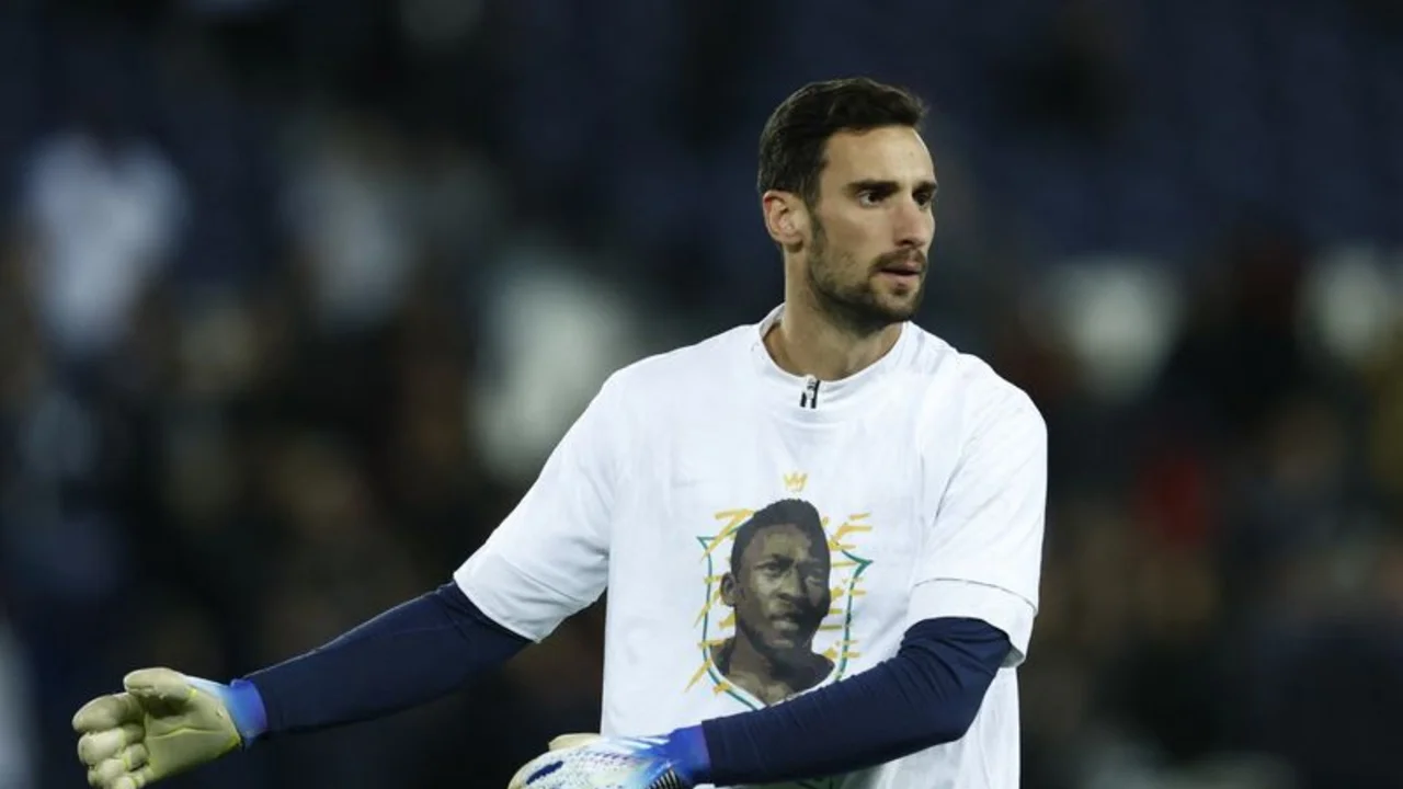 Retiran la sedación al portero Sergio Rico, que "evoluciona favorablemente"