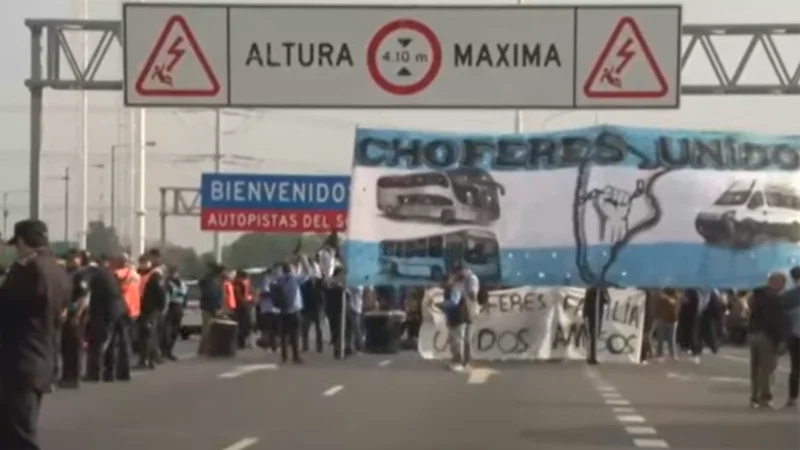 Corte en Puente La Noria mano a Ciudad de Buenos Aires. El reclamo de los choferes de colectivo.