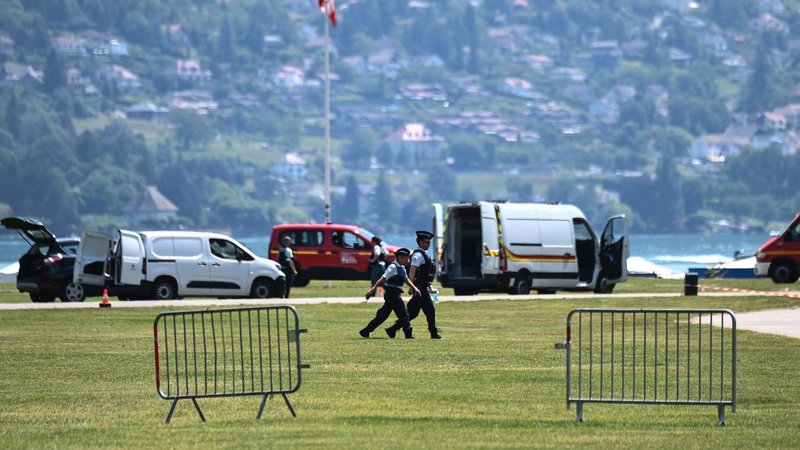 Un hombre hirió a cuatro niños con un cuchillo en un parque a orillas de un lago en una ciudad de los Alpes franceses.