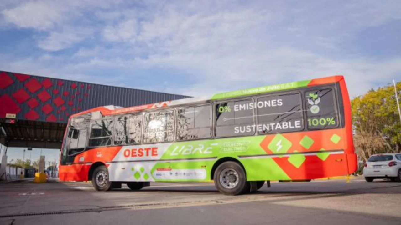 El colectivo eléctrico que fue transformado en la universidad y ya circula por La Plata