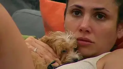 Romina Uhrig y el perrito caniche Caramelo Romina Uhrig y el perrito caniche Caramelo