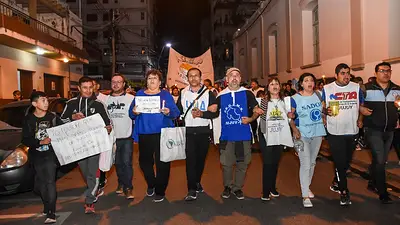 Multitudinaria marcha de antorchas colmó Jujuy por el reclamo docente Multitudinaria marcha de antorchas colmó Jujuy por el reclamo docente