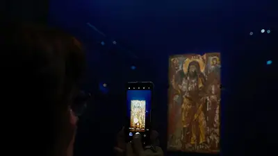 El Museo del Louvre de París expone raros iconos evacuados de Ucrania El Museo del Louvre de París expone raros iconos evacuados de Ucrania
