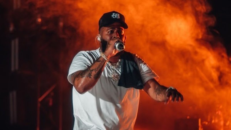 Eladio Carrión confirmó su show solista en Argentina. 