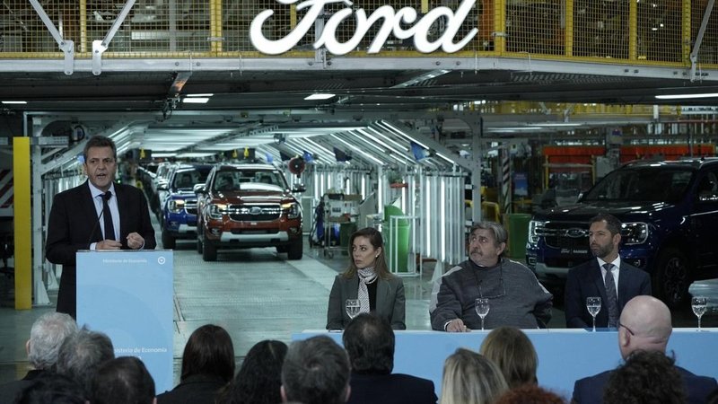 Massa encabezó un anucio de inversión en Ford por US$ 660 millones