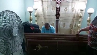 Video escalofriante: la dieron por muerta y empezó a golpear el ataúd durante su velorio