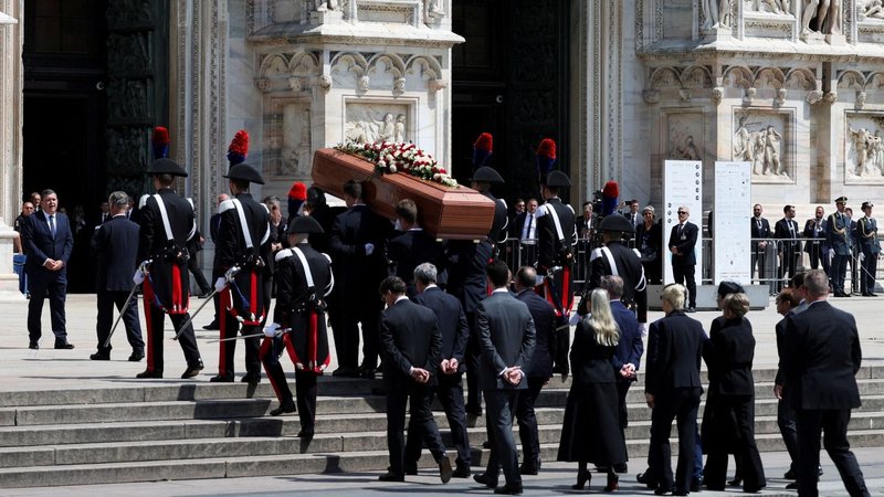 Miles de personas despidieron a Berlusconi en los funerales de Estado en Milán 