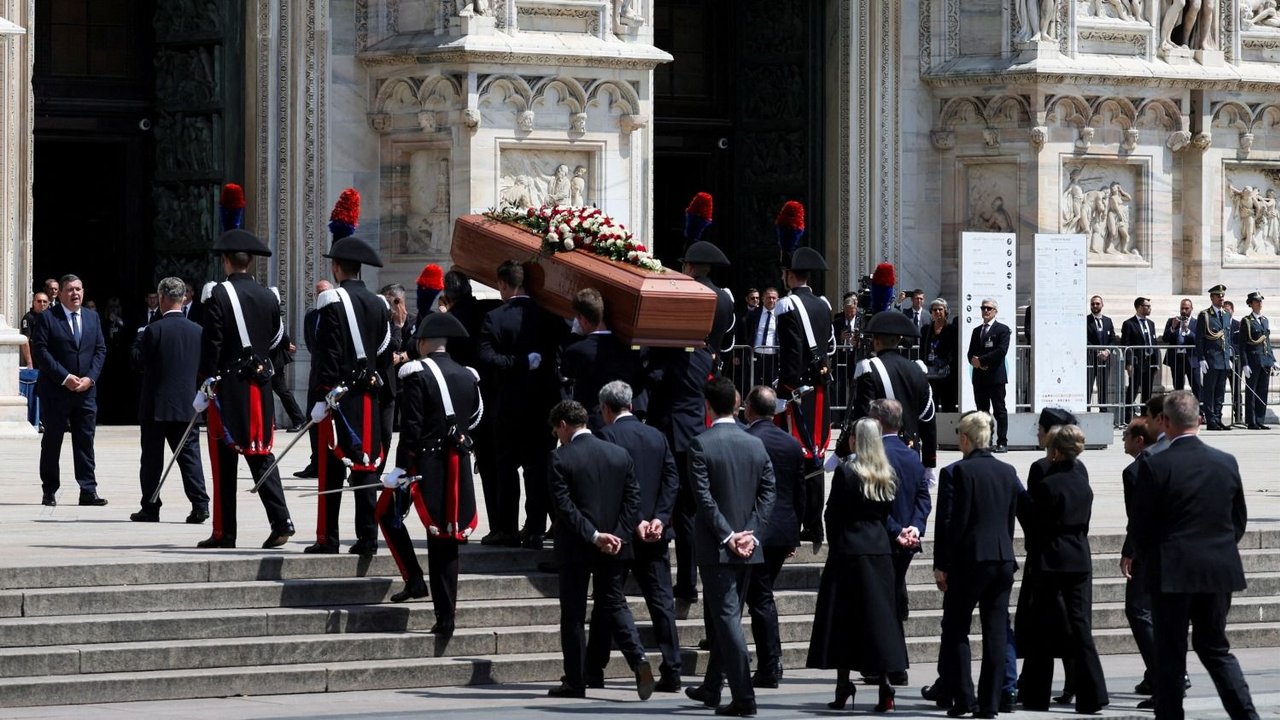 Miles de personas despidieron a Berlusconi en los funerales de Estado en Milán 
