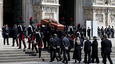 Miles de personas despidieron a Berlusconi en los funerales de Estado en Milán Miles de personas despidieron a Berlusconi en los funerales de Estado en Milán