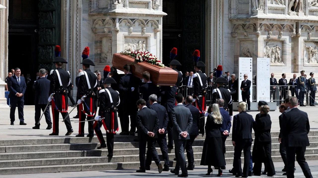 Miles de personas despidieron a Berlusconi en los funerales de Estado en Milán 