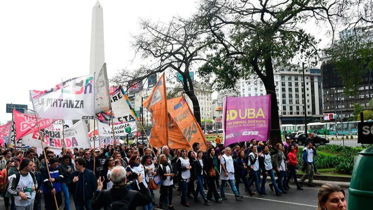 Docentes cortaron el centro porteño y se movilizan en todo el país