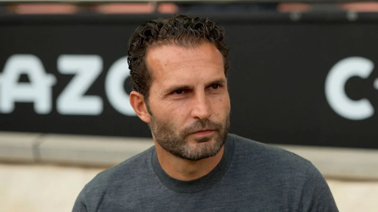 El entrenador del Valencia, Rubén Baraja, amplía su contrato hasta 2025