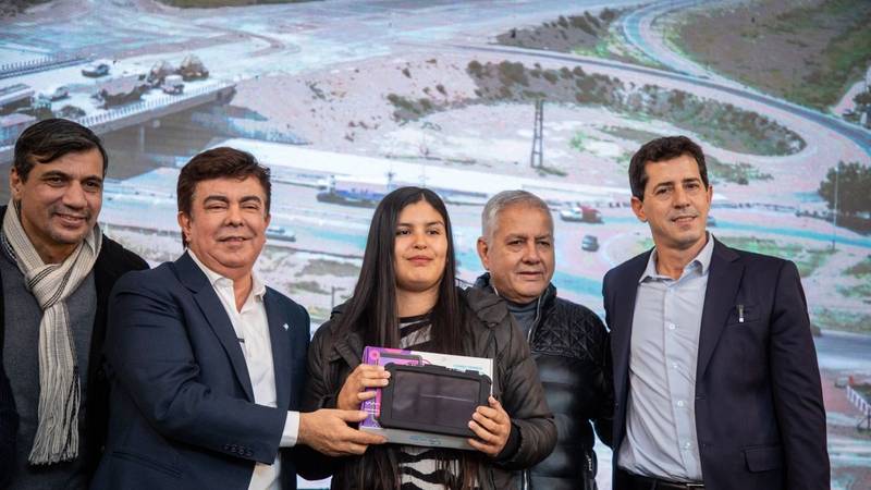 En La Matanza Fernando Espinoza y “Wado” de Pedro entregaron más de 4 mil tablets 