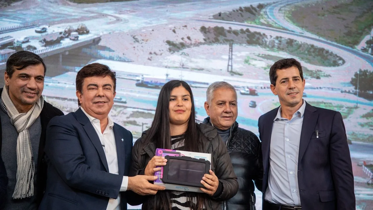 En La Matanza Fernando Espinoza y “Wado” de Pedro entregaron más de 4 mil tablets 