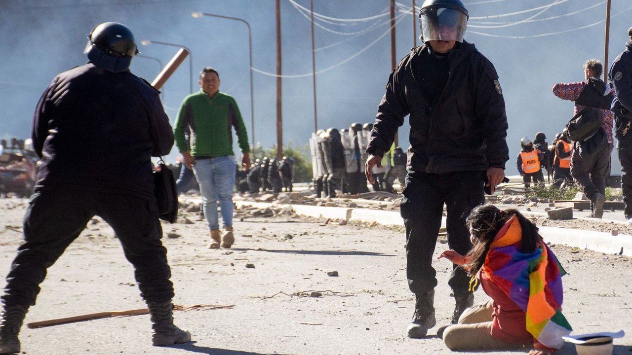 Investigarán a efectivos policiales tras la represión en las protestas de Jujuy.