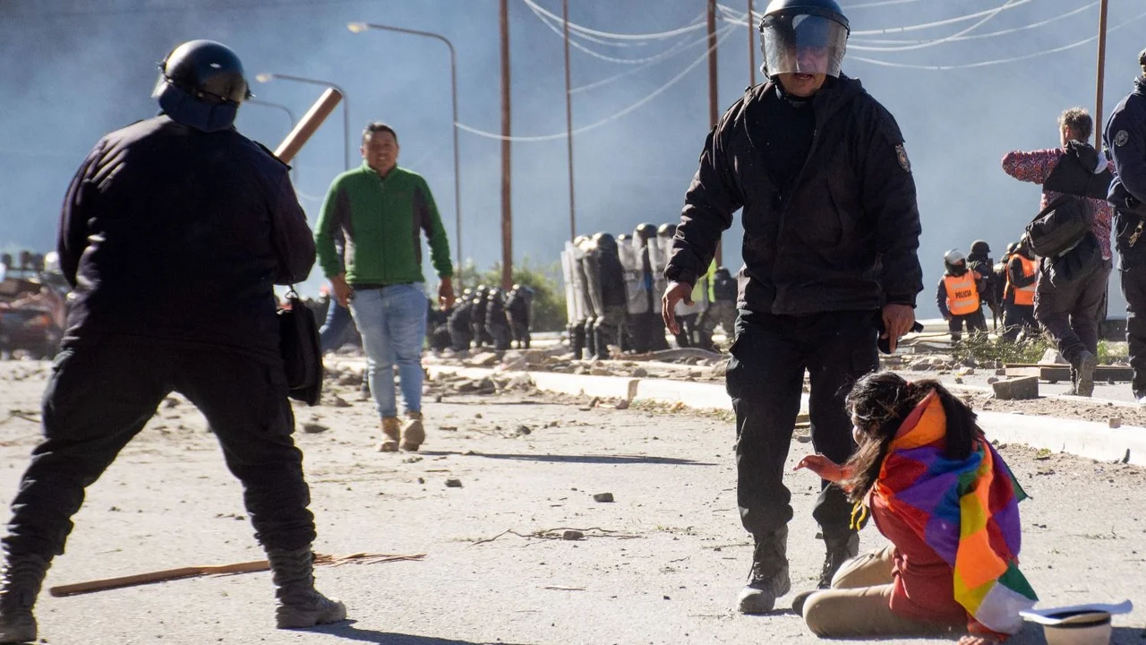 Investigarán a efectivos policiales tras la represión en las protestas de Jujuy.