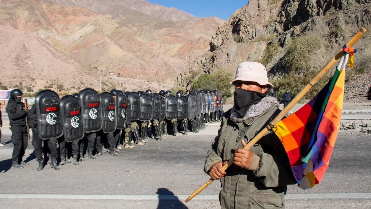 Comunidades originarias de Jujuy mantienen cortes de ruta en rechazo a la reforma