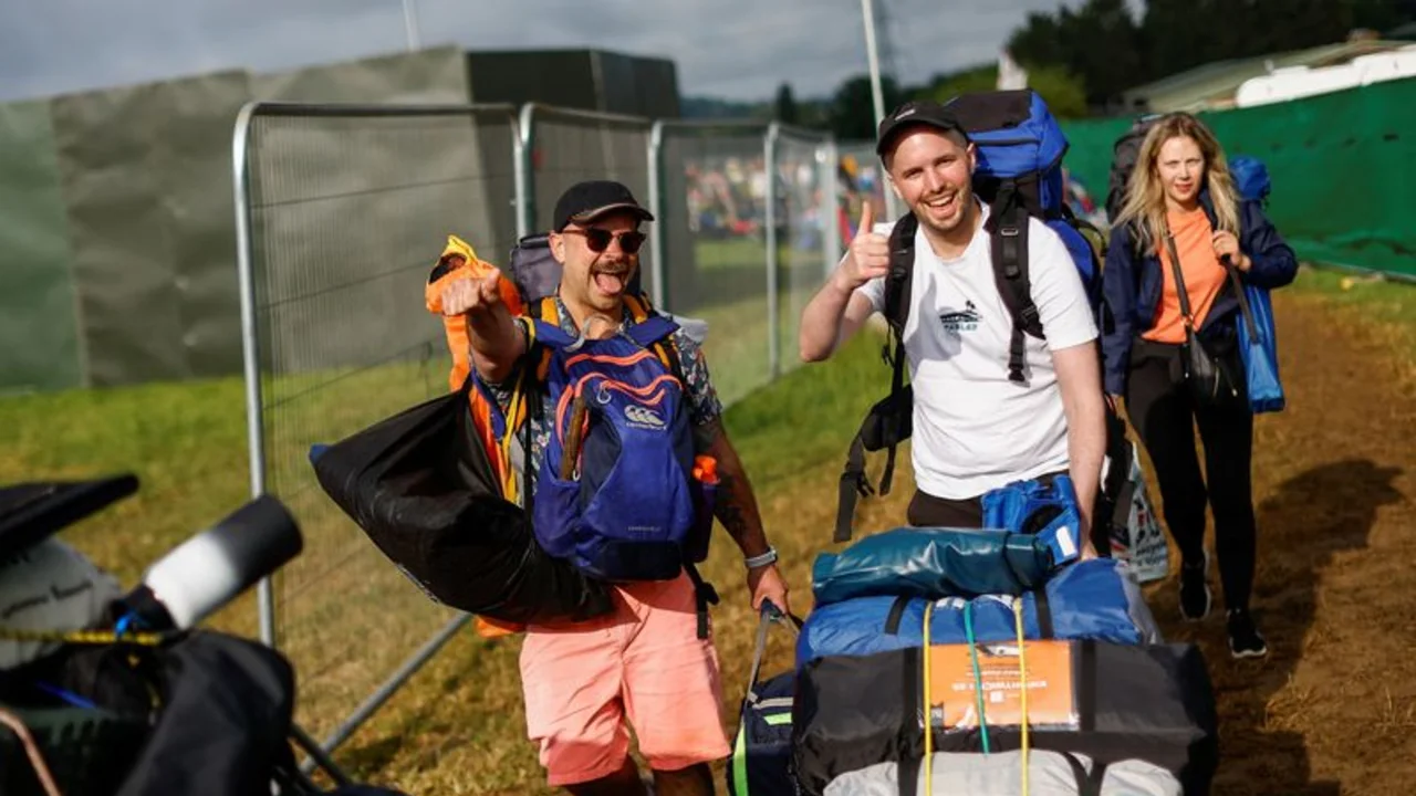 Entusiastas de la música acuden a Glastonbury a la espera de Elton John