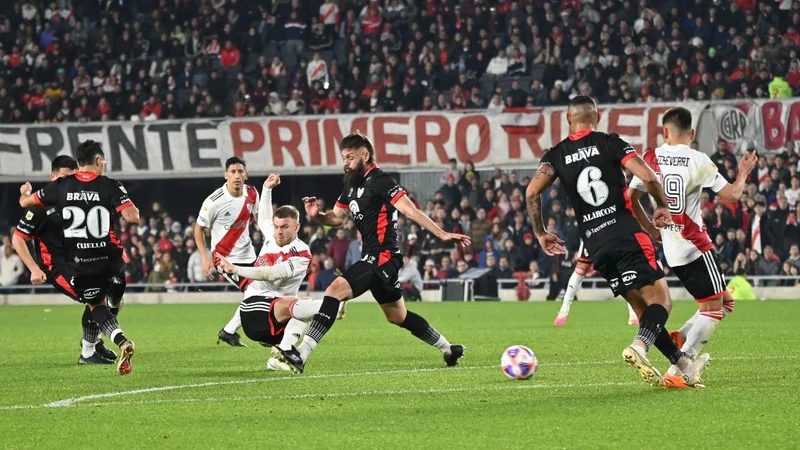 River venció a Instituto y tuvo el debut de una promesa