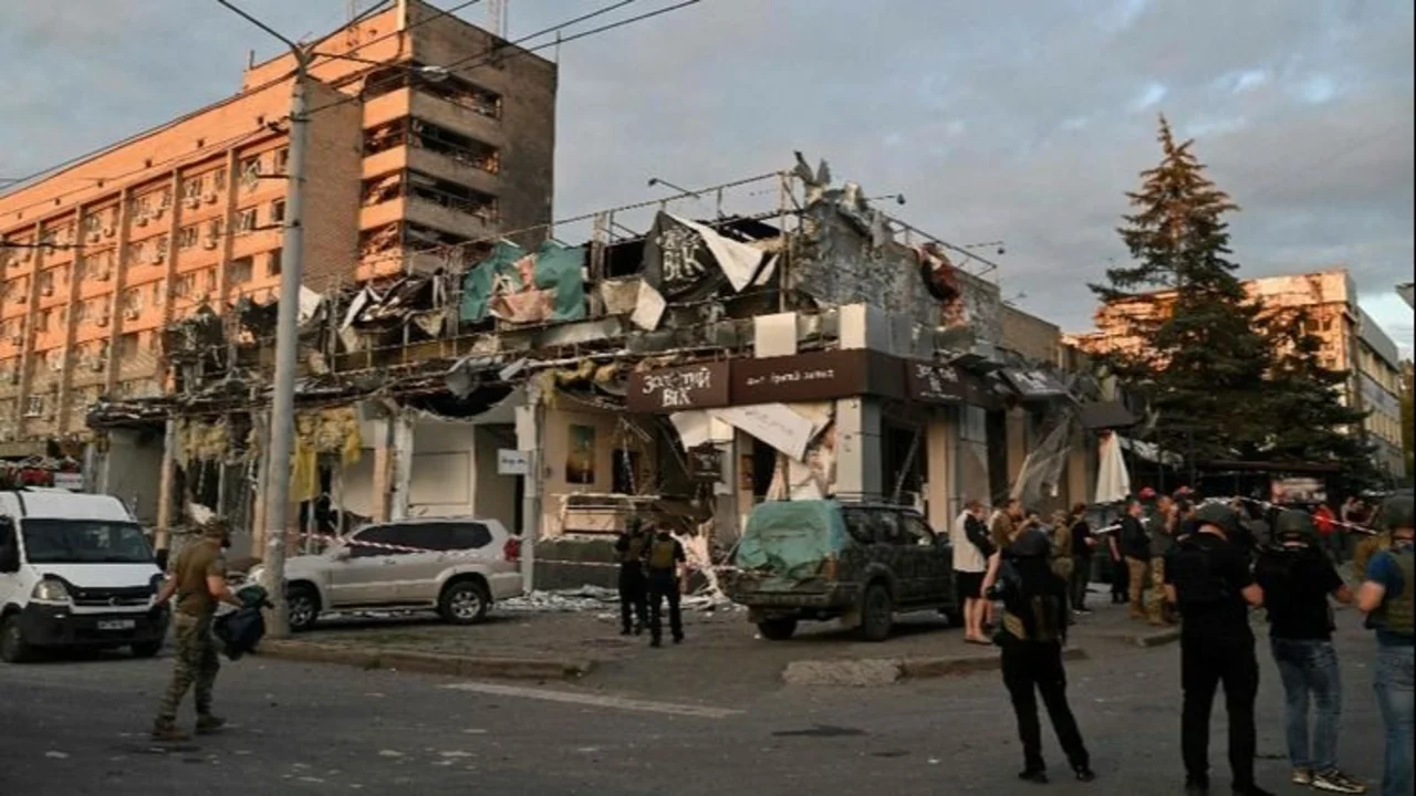 Ucrania: 10 muertos por el bombardeo contra un restaurante en Kramatorsk