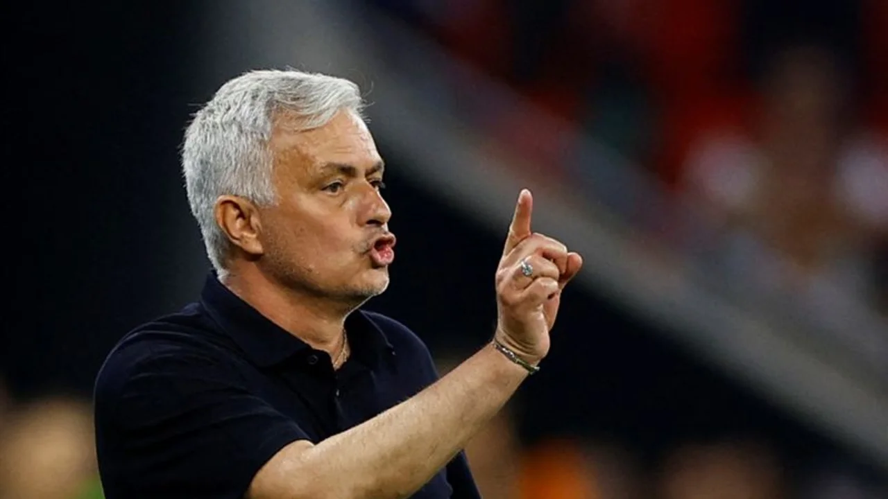 Mourinho, suspendido 10 días por criticar a un árbitro